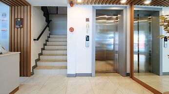 RedDoorz Plus @ Jardin Suites Guadalupe Nuevo