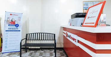 RedDoorz Plus near Uptown BGC Mall
