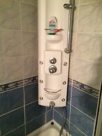 Delightful Apartment Sleeps 8 Great Location