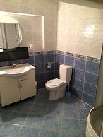 Delightful Apartment Sleeps 8 Great Location