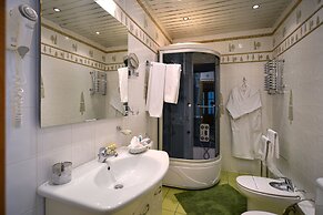 Hotel Mayak - Om Building