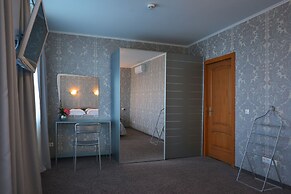 Hotel Mayak - Om Building