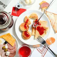 Hotel Mayak - Om Building