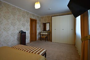 Hotel Mayak - Om Building