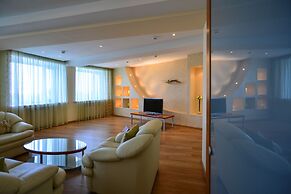 Hotel Mayak - Om Building