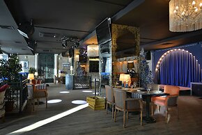 Hotel Mayak - Om Building