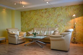 Hotel Mayak - Om Building