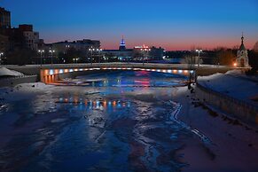 Hotel Mayak - Om Building