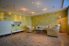 Hotel Mayak - Om Building