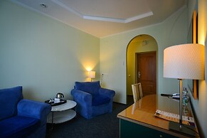 Hotel Mayak - Om Building