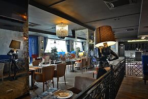 Hotel Mayak - Om Building