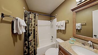 Upgraded 4 Bedrooms at 1849 Condos - Slopeside To Skiing & Mountain Bi