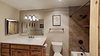 Upgraded 4 Bedrooms at 1849 Condos - Slopeside To Skiing & Mountain Bi