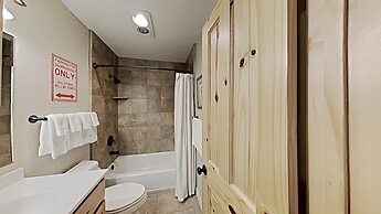 Upgraded 4 Bedrooms at 1849 Condos - Slopeside To Skiing & Mountain Bi