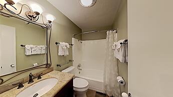 Upgraded 4 Bedrooms at 1849 Condos - Slopeside To Skiing & Mountain Bi