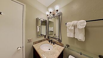 Upgraded 4 Bedrooms at 1849 Condos - Slopeside To Skiing & Mountain Bi