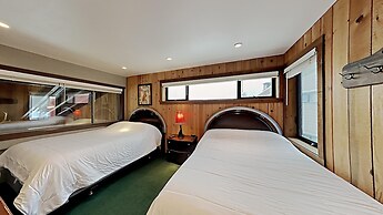 Upgraded 4 Bedrooms at 1849 Condos - Slopeside To Skiing & Mountain Bi