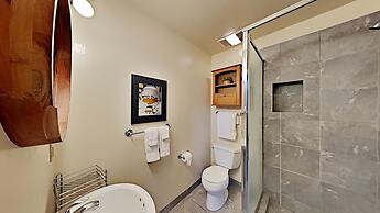 Upgraded 4 Bedrooms at 1849 Condos - Slopeside To Skiing & Mountain Bi