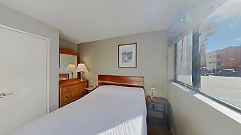 Great 2 Bedroom Condo Right Across Canyon Lodge! Walk To Lifts! Free G