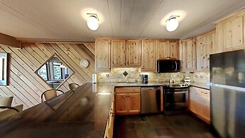 Great 2 Bedroom Condo Right Across Canyon Lodge! Walk To Lifts! Free G