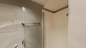 Great 2 Bedroom Condo Right Across Canyon Lodge! Walk To Lifts! Free G