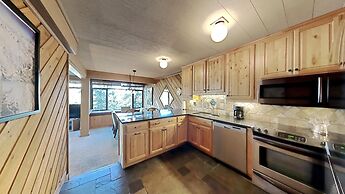 Great 2 Bedroom Condo Right Across Canyon Lodge! Walk To Lifts! Free G