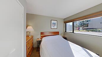 Great 2 Bedroom Condo Right Across Canyon Lodge! Walk To Lifts! Free G