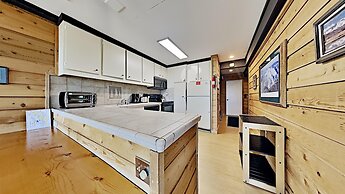 Two Bedroom Units at 1849 Condos with 3 Hot Tubs & Slopeside