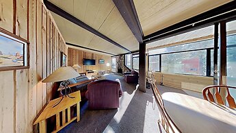 Two Bedroom Units at 1849 Condos with 3 Hot Tubs & Slopeside