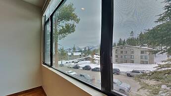 Two Bedroom Units at 1849 Condos with 3 Hot Tubs & Slopeside