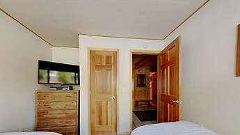 Two Bedroom Units at 1849 Condos with 3 Hot Tubs & Slopeside