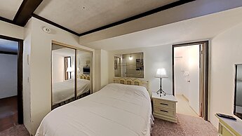 Two Bedroom Units at 1849 Condos with 3 Hot Tubs & Slopeside