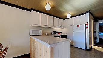 Two Bedroom Units at 1849 Condos with 3 Hot Tubs & Slopeside