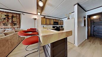 Two Bedroom Units at 1849 Condos with 3 Hot Tubs & Slopeside