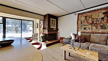 Two Bedroom Units at 1849 Condos with 3 Hot Tubs & Slopeside