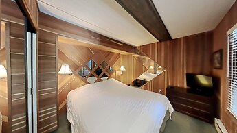 Two Bedroom Units at 1849 Condos with 3 Hot Tubs & Slopeside