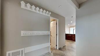 Two Bedroom Units at 1849 Condos with 3 Hot Tubs & Slopeside