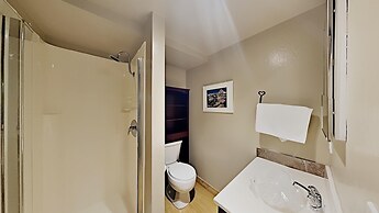 Two Bedroom Units at 1849 Condos with 3 Hot Tubs & Slopeside