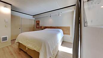 Two Bedroom Units at 1849 Condos with 3 Hot Tubs & Slopeside