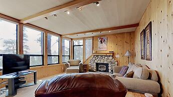 Two Bedroom Units at 1849 Condos with 3 Hot Tubs & Slopeside