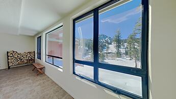 Two Bedroom Units at 1849 Condos with 3 Hot Tubs & Slopeside