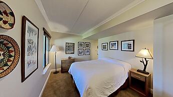 Two Bedroom Units at 1849 Condos with 3 Hot Tubs & Slopeside