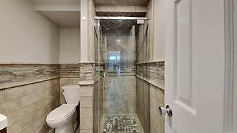 Two Bedroom Units at 1849 Condos with 3 Hot Tubs & Slopeside