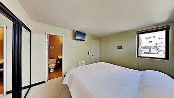 Two Bedroom Units at 1849 Condos with 3 Hot Tubs & Slopeside