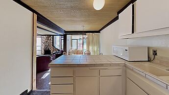 Two Bedroom Units at 1849 Condos with 3 Hot Tubs & Slopeside