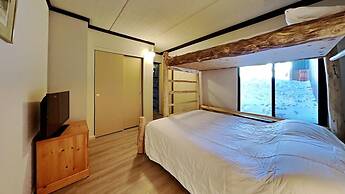 Two Bedroom Units at 1849 Condos with 3 Hot Tubs & Slopeside