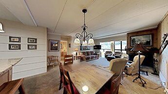 Two Bedroom Units at 1849 Condos with 3 Hot Tubs & Slopeside