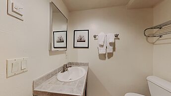 Two Bedroom Units at 1849 Condos with 3 Hot Tubs & Slopeside