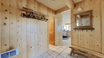 Two Bedroom Units at 1849 Condos with 3 Hot Tubs & Slopeside