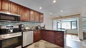 Two Bedroom Units at 1849 Condos with 3 Hot Tubs & Slopeside